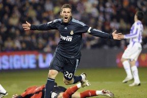 巴萨传奇赛引热议，萨维奥拉再次上演“时间静止”般的梅开二度