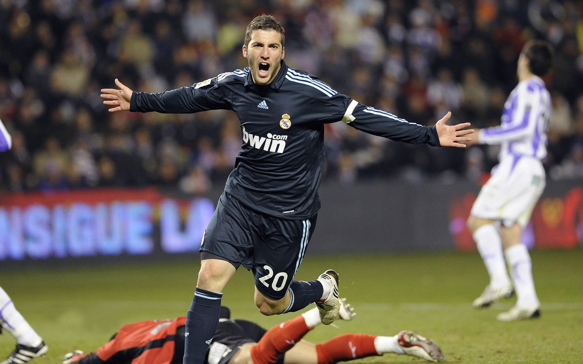 巴萨传奇赛引热议,萨维奥拉再次上演“时间静止”般的梅开二度